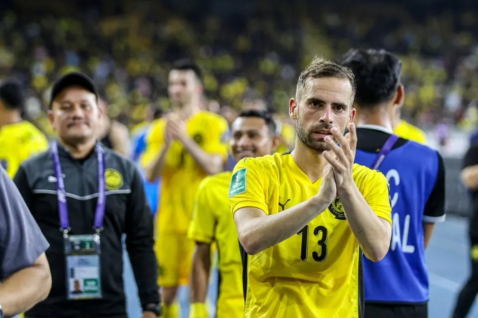 Hector Hevel sarung Jersi pemain Legenda JDT
